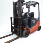 Visión frontal carretilla elevadora eléctrica Toyota 8FBMT18